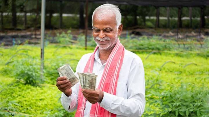 अगर आप किसी बेहतरीन पेंशन योजना में इन्वेस्ट करना चाहते हैं. तो आपके लिए सबसे बेहतरीन योजना साबित हो सकती है अटल पेंशन योजना. इस योजना में 60 साल की उम्र के बाद 1000 रुपये से लेकर 5000 रुपये तक की मंथली पेंशन दी जाती है.