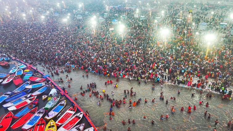 The Mahakumbh attracted crores of devotees, who took bath in the Sangam on Maha Purnima મહા પૂર્ણિમાના અવસરે શ્રદ્ધાળુ ઉમટ્યાં, સવારે 10 વાગ્યા સુધી એક કરોડ 30 લાખ ભક્તોએ લગાવી આસ્થાની ડૂબકી