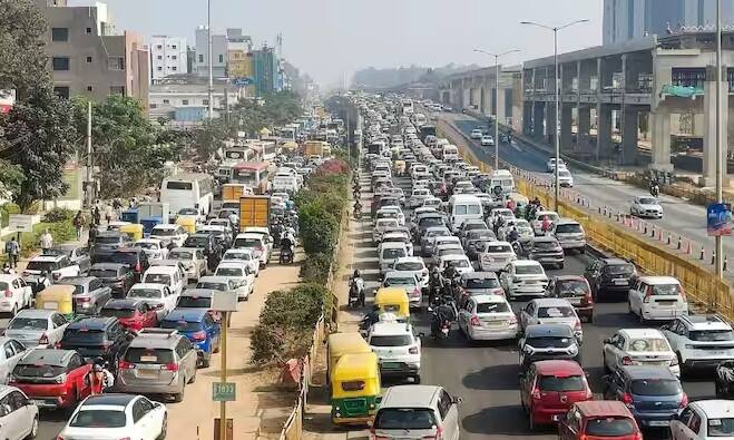 મહાકુંભમાં પરિસ્થિતિ એવી છે કે ફક્ત 3 કિલોમીટરના અંતર માટે 200 રૂપિયા વસૂલવામાં આવે છે. એક જ બાઇક પર ત્રણ સવાર હોય છે અને હેલ્મેટ પહેરવા જેવી મૂળભૂત આવશ્યકતાઓનું પાલન કરવાનો કોઈ પ્રશ્ન જ નથી. જે લોકોને એરપોર્ટ કે રેલ્વે સ્ટેશન પહોંચવાનું હોય છે તેમની લાચારીનો લાભ લઈને ચારથી છ કિલોમીટરના અંતર માટે તેમની પાસેથી એક હજાર રૂપિયા સુધીનો ચાર્જ વસૂલવામાં આવી રહ્યો છે.