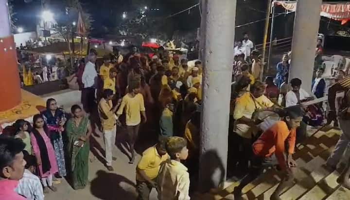 शेकडो वर्षांची परंपरा असलेल्या या अनोख्या विधीसाठी मोठ्या संख्येने भाविक आणि ग्रामस्थांनी हजेरी लावली.