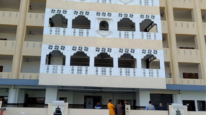 দিল্লিুর ঝন্ডেবালানে ‘কেশব কুঞ্জ’ নামের RSS-এর নতুন সদর দফতরটির নির্মাণ হয়েছে। ১২ তলা করে মোট তিনটি টাওয়ার তৈরি করা হয়েছে, ‘সাধনা’, ‘প্রেরণা’ এবং ‘অর্চনা’।