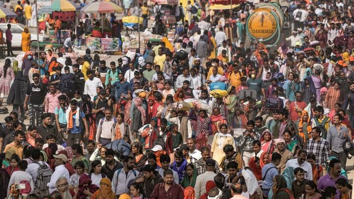 रेलवे प्रशासन ने लोगों की सुविधा के लिए गाड़ियों के टाइम टेबल में बदलाव भी किया गया है, लेकिन भीड़ इतनी ज्यादा है कि सारे अनुमान और सारी व्यवस्थाएं बौनी साबित हो रही हैं. नतीजा प्रयागराज में लोगों का सैलाब उमड़ रहा है, जिन्हें ट्रेन का टिकट नहीं मिल रहा वो निजी वाहनों से प्रयागराज के लिए कूच कर रहे हैं, लेकिन यकीन मानिए निजी वाहनों से निकलने वालों की हालत और खराब है. प्रयागराज की सीमा में दाखिल होने से कई किलोमीटर पहले जाम लगा है. रीवा से लेकर रोहतास तक चक्का जाम हो रहा है, लेकिन लोग मानने को तैयार ही नहीं हैं.