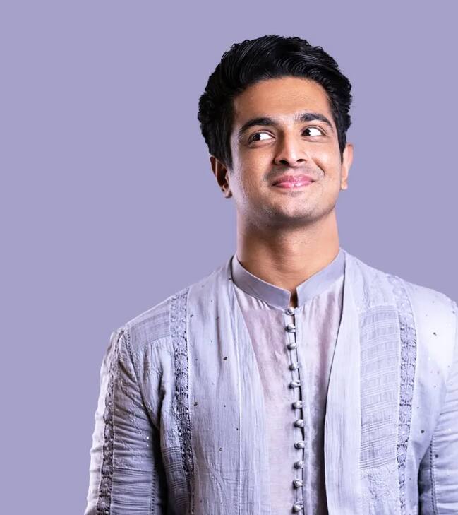 साल 2023 में, उन्होंने एक बार अपने पॉडकास्ट पर एक वकील से उन लोगों के नाम बताने को कहा जिन्हें भारत छोड़ देना चाहिए और वकील ने एक पत्रकार और इतिहासकार रोमिला थापर और इरफान हबीब का नाम लिया था. इस क्लिप के वायरल होन के बाद काफी हंगामा हुआ था. हालांकि रणवीर ने इसे अपने यूट्यूब चैनल से हटाने से इनकार कर दिया था.