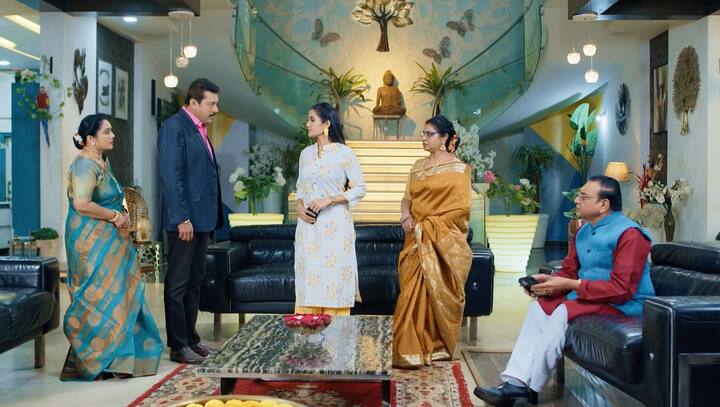 తండ్రి మాట దాటని దశరథ్ మారిపోయాడని.. కొన్ని రోజులకు తాతకూడా మారిపోతాడని పారిజాతం చెప్తుంది. దాంతో జ్యోత్స్న తాత పరువుకోసం ప్రాణం ఇస్తాడని మారడని చెప్తుంది.(Image Credit: Disney Plus Hotstar/ Star Maa)