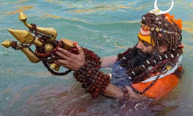 સંગમમાં સ્નાન કર્યા પછી અક્ષયવટ વૃક્ષના દર્શન અને પૂજા કરો. પ્રયાગમાં સ્નાન કર્યા પછી અક્ષયવટના દર્શન અને પૂજા સિવાય તેનો લાભ મેળવી શકાતો નથી. ભગવાન રામે ગંગા નદી પાર કરતા પહેલા અક્ષયવટની પૂજા પણ કરી હતી.