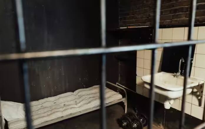 ਭਾਰਤ ਵਿੱਚ ਕਿਸੇ ਨੂੰ ਫਾਂਸੀ ਦਿੰਦੇ ਸਮੇਂ ਕੁਝ ਨਿਯਮਾਂ ਦੀ ਪਾਲਣਾ ਕਰਨੀ ਪੈਂਦੀ ਹੈ। ਇਸ ਵਿੱਚ ਫਾਂਸੀ, ਫਾਂਸੀ ਦਾ ਸਮਾਂ, ਫਾਂਸੀ ਦੀ ਪ੍ਰਕਿਰਿਆ ਆਦਿ ਸ਼ਾਮਲ ਹਨ। ਉੱਥੇ ਹੀ ਭਾਰਤ ਵਿੱਚ ਜਦੋਂ ਕਿਸੇ ਅਪਰਾਧੀ ਨੂੰ ਫਾਂਸੀ ਦਿੱਤੀ ਜਾਂਦੀ ਹੈ, ਤਾਂ ਜਲਾਦ ਉਸ ਨੂੰ ਫਾਂਸੀ ਦੇਣ ਤੋਂ ਪਹਿਲਾਂ ਕੈਦੀ ਦੇ ਕੰਨ ਵਿੱਚ ਕੁਝ ਕਹਿੰਦਾ ਹੈ।