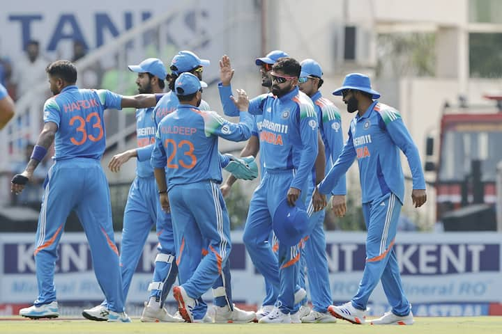 चॅम्पियन्स ट्रॉफी 2025 साठी टीम इंडियाचा संपूर्ण संघ (Team India Squads Champions Trophy 2025)-  रोहित शर्मा (कर्णधार), शुभमन गिल (उपकर्णधार), विराट कोहली, श्रेयस अय्यर, केएल राहुल (यष्टीरक्षक), ऋषभ पंत (यष्टीरक्षक), हार्दिक पंड्या, अक्षर पटेल, वॉशिंग्टन सुंदर, कुलदीप यादव, हर्षित राणा, मोहम्मद शमी, अर्शदीप सिंग, रवींद्र जडेजा आणि वरुण चक्रवर्ती