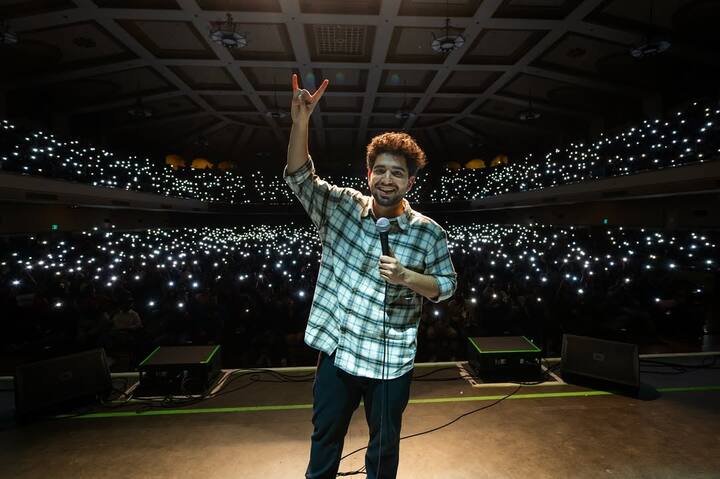 बीएनएस 2023 की धारा 296 के तहत किसी भी पब्लिक प्लेस पर अश्लील हरकत करने या गाना गाने पर 3 महीने की जेल या फिर 1 हजार जुर्माना लगाया जाता है.