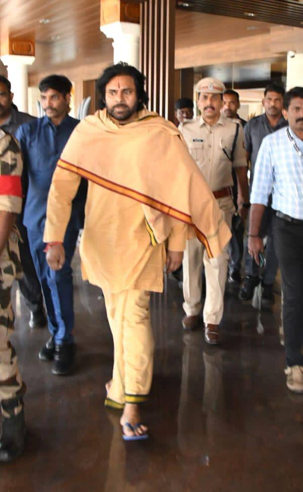 కేరళ, తమిళనాడు రాష్ట్రాల్లోని పలు పుణ్య క్షేత్రాలు దర్శించుకునే యాత్రకి పవన్ కళ్యాణ్ శ్రీకారం చుట్టారు. ఇందులో భాగంగా కేరళలోని కొచ్చి విమానాశ్రయానికి బుధవారం ఉదయం చేరుకున్నారు.