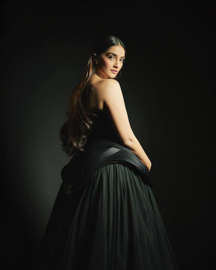 Sonam Kapoor Photoshoot: सोनम कपूर ही बॉलिवुडमधील एक आघाडीची अभिनेत्री आहे. तिच्या प्रत्येक चित्रपटाची देशभरात चर्चा अशते. रांझना चित्रपटामुळे तर ती चांगलीच प्रसिद्ध झाली होती.
