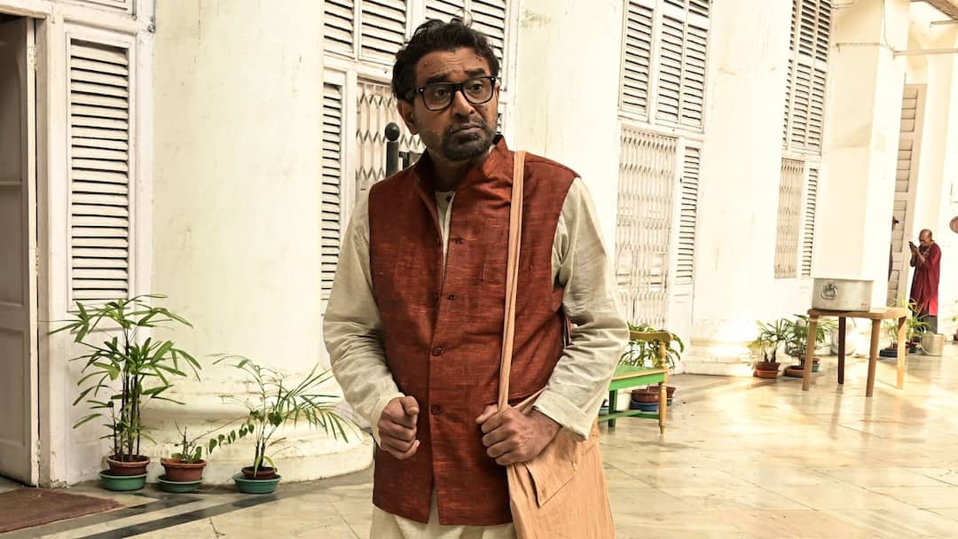 Silajit Majumder as Ritwik Ghatak in a new Bengali Film Entertainment News Bollywood Silajit Majumder: শুনেই বাতিল করেছিলেন, শুধু চরিত্রকে ভালবেসেই শিলাজিৎ হয়ে উঠলেন ঋত্বিক ঘটক