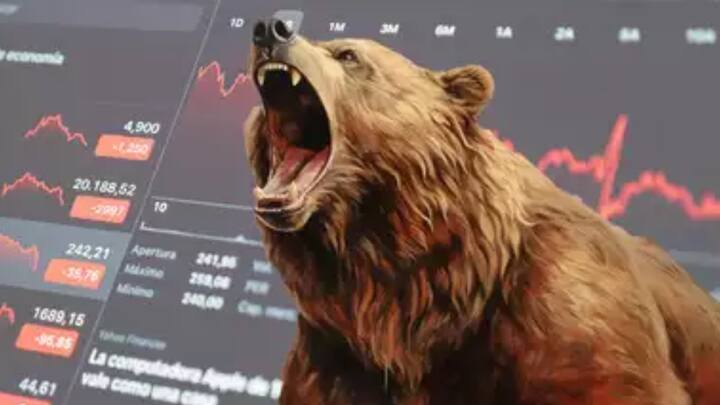 भारतीय शेअर बाजारात सध्या प्रचंड मोठी घसरण पाहायला मिळत आहे. गेल्या पाच दिवसांमध्ये मुंबई शेअर बाजाराचा निर्देशांक असलेला सेन्सेक्स 2300 अंशांनी पडला आहे. त्यामुळे भारतीय गुंतवणुकदारांमध्ये चिंतेचे वातावरण पसरले आहे.