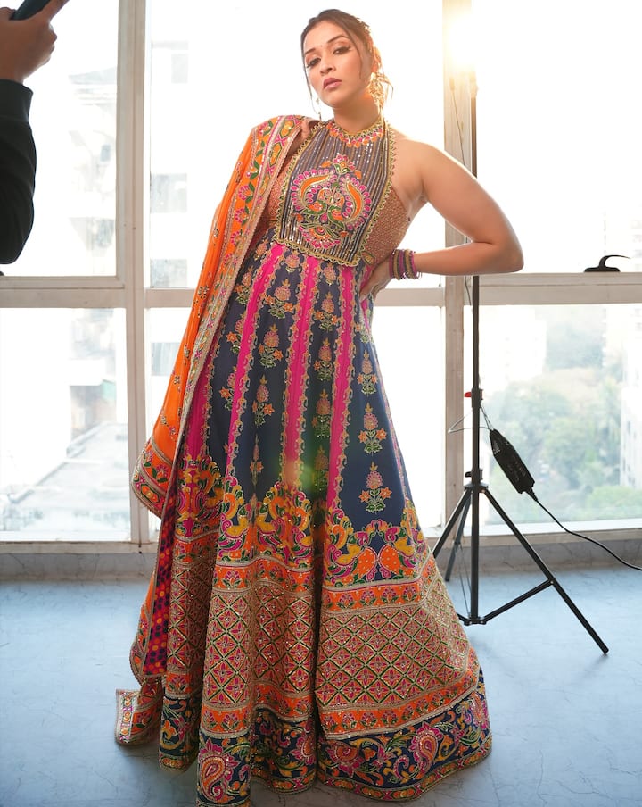 बिग बॉस फेम मनारा चोप्रा सोशल मीडियावर प्रचंड सक्रिय असते.