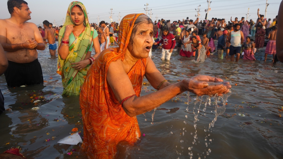 महाकुंभ: माघ पूर्णिमा पर उमड़ा जनसैलाब, हेलीकॉप्टर से हुई पुष्पवर्षा, वॉर रूम में डटे रहे सीएम योगी