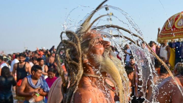 सभी कल्पवासियों से यातायात नियमों का पालन करने और केवल अधिकृत पार्किंग का उपयोग करने का अनुरोध किया गया है. उत्तर प्रदेश के मुख्यमंत्री योगी आदित्यनाथ बुधवार सुबह चार बजे से ही लखनऊ में अपने आधिकारिक आवास में बने ‘वार रूम’ से मेला क्षेत्र की निगरानी कर रहे हैं. उनके साथ पुलिस महानिदेशक (डीजीपी) प्रशांत कुमार, प्रमुख सचिव (गृह) संजय प्रसाद और अन्य अधिकारी भी मौजूद हैं.