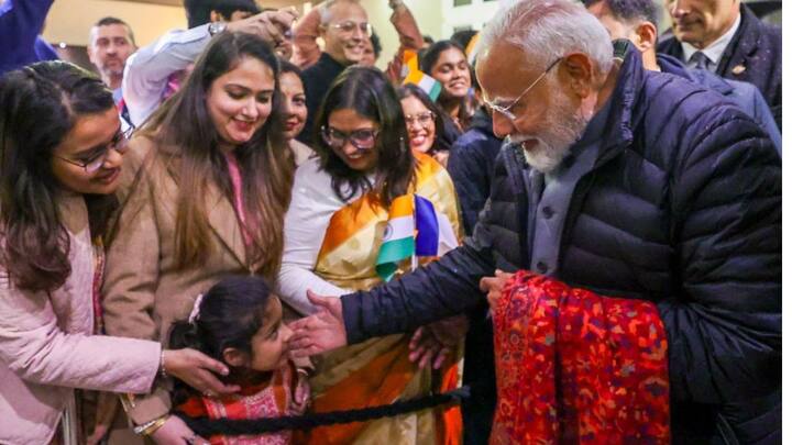 இந்திய வம்சாவளி குழந்தைகளை கொஞ்சும் பிரதமர் மோடி