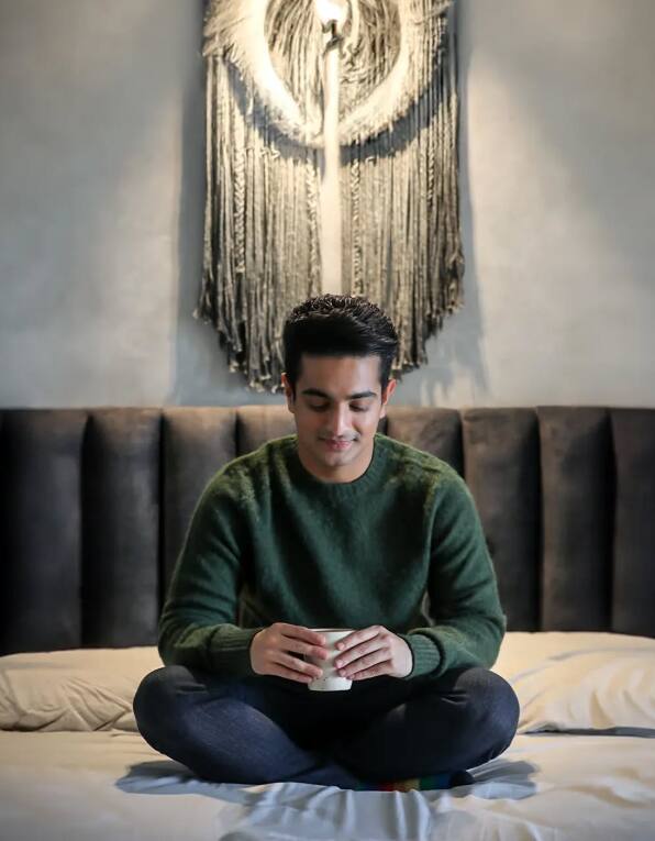 अब रणवीर समय रैना के शो इंडियाज गॉट लेटेंट में एक कंटेस्टेंट से माता-पिता की इंटीमेसी पर आपत्तिजनक सवाल पूछकर विवादों में घिरे हुए हैं. उन्हें इसके लिए काफी ट्रोल होना पड़ रहा है.