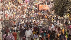 Mahakumbh 2025: ट्रेनों के शीशे तोड़े, सड़कों पर दूर-दूर तक गाड़ियां; महाकुंभ जानें का जुनून डरा रहा, तस्वीरें