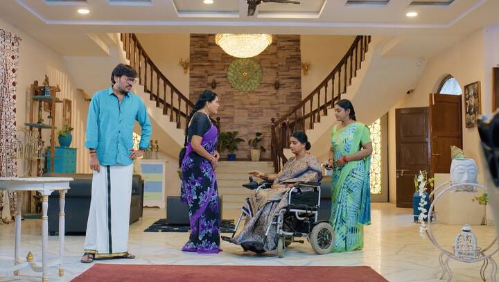 శ్రీధర్ కాంచనను పంపించేయాలని చూసినా.. కావేరి మాత్రం అతని మాట వినకుండా కాంచనతో మాట్లాడుతుంది. దీంతో ఇవాళ్టి ఎపిసోడ్ పూర్తి అయింది.  (Image Credit: Disney Plus Hotstar/ Star Maa)