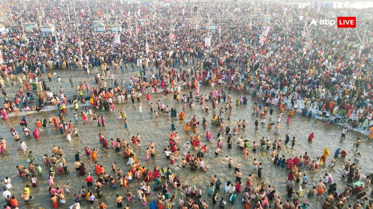 Devotees continue to arrive in large numbers at Triveni Sangam in Prayagraj to be a part of MahaKumbh2025 Mahashivratri Snan: આજે મહાકુંભનો છેલ્લો દિવસ, ભક્તો પર હેલિકોપ્ટરથી ફૂલોનો વરસાદ