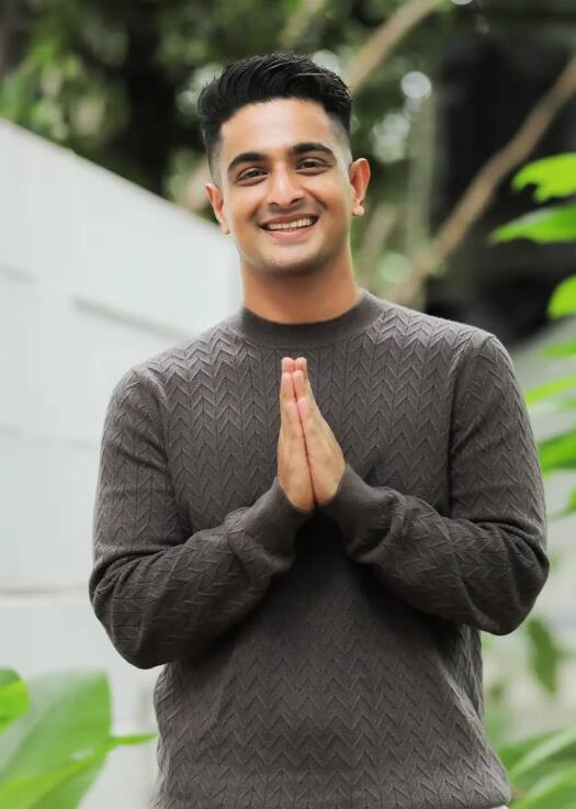 रणवीर इलाहाबादिया ने मुंबई के वडाला स्थित एक जिम से बतौर क्रिएटर शुरुआत की थी. वे दोपहर में जिम जाते थे ताकी वहां भीड़ ना हो और वे अपनी वीडियो शूट कर सके. बाद में उन्होंने दावा किया था कि उनकी पॉपुलैरिटी बढ़ने की वजह से जिम ट्रेनर उनसे जलने लगे थे और फिर उन्हें जिम में बैन कर दिया गया था.