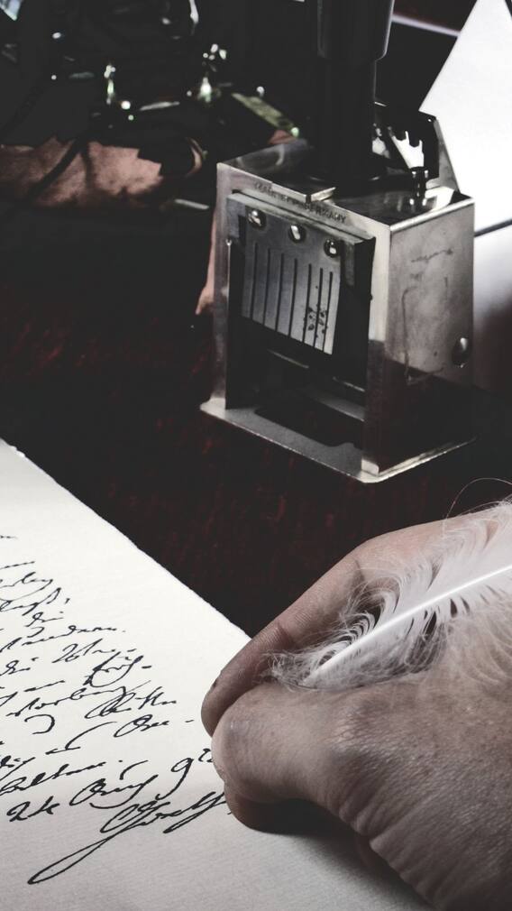 காதலர் தினத்தில் கவிதை சொல்லலனா எப்படி?