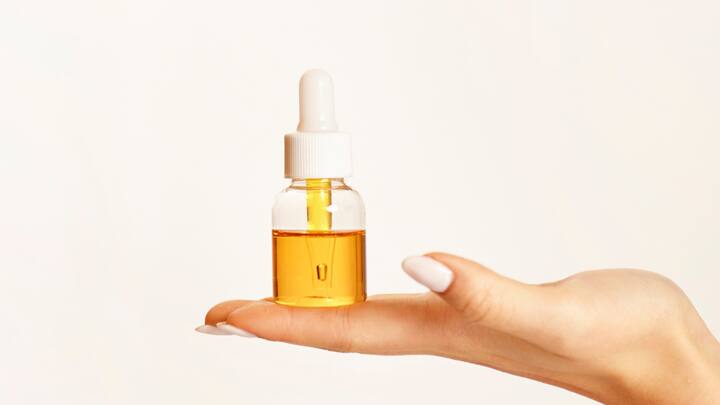 Brighton with vitamin C: Introduce a powerful vitamin C serum to your routine to deal with dull and uneven skin tones. Vitamin C is an antioxidant powerhouse that helps in dealing with environmental damage, fades dark spots, and enhances the brightness of your skin. If you are looking for that lit-in-run shine, then this is your Go-Two component. Over time, it will help your color to look fresh, even more shiny. (Image Source: Canva)