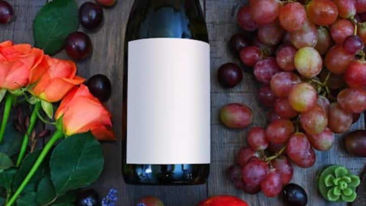 अब आप सोच रहे होंगे कि ठंड के समय रम में गर्म पानी क्यों डालकर पिया जाता है. दरअसल ठंड के समय गुनगुना पानी पाने से गले को राहत मिलती है. यही कारण है कि लोग रम में गर्म पानी और दालचीनी का इस्तेमाल करके पीते हैं.