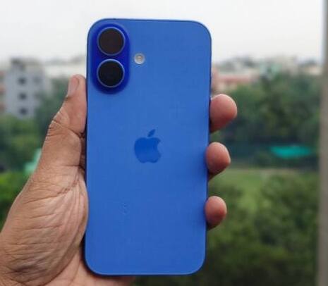 યુવાનોમાં iPhone હંમેશા ટ્રેન્ડી રહ્યો છે અને તમે વેલેન્ટાઇન ડેને વધુ ખાસ બનાવવા માટે iPhone 16 ભેટમાં આપી શકો છો. તેમાં 6.1 ઇંચનો ડિસ્પ્લે છે. કંપનીનું કહેવું છે કે iPhone 16 સીરિઝ એપલ ઇન્ટેલિજન્સ માટે ડિઝાઇન કરવામાં આવી છે. એપલ ઇન્ટેલિજન્સની બધા ફીચર તેમાં ઉપલબ્ધ છે. તેમાં 48MP મુખ્ય અને 12MP અલ્ટ્રા-વાઇડ કેમેરા છે. આ ફોન એપલના લેટેસ્ટ A18 ચિપસેટથી સજ્જ છે. તે અમેઝોન પર 74,400 રૂપિયામાં વેચાઈ રહ્યું છે.