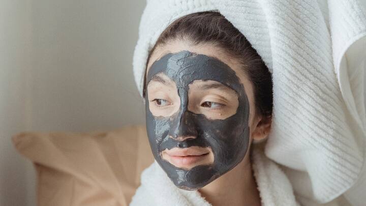 Culp in a nutritious face mask: Pamper your skin with antioxidants, peptides or vegetable extracts. Whether it is a hydrating gel or a cool soil formula, the target masks are excellent for increasing the texture of the skin and restoring vitality. It provides a quick fresh and gives an extra glow to your skin. (Image Source: Canva)