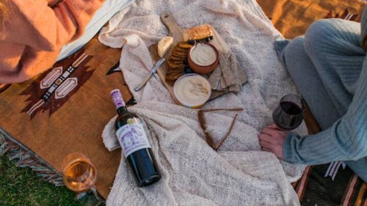 गर्म के समय आइस क्यूब डालने का मुख्य कारण व्हिस्की को ठंडा और ताजगी देना है. गर्मियों में उच्च तापमान पर ठंडा व्हिस्की पीना काफी सुखदायक होता है. आइस क्यूब से व्हिस्की को ठंडा आसानी से किया जा सकता है.