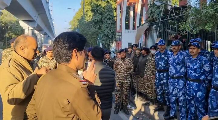 इस मामले की जानकारी प्रशासन ने पुलिस को दी, जिसके बाद पुलिस ने सुबह करीब 5:38 बजे छात्रों को हिरासत में लिया. छात्र प्रदर्शन के कारणों और पुलिस कार्रवाई को लेकर सवाल उठा रहे हैं. वहीं, प्रशासन अनुशासन बनाए रखने की बात कर रहा है.