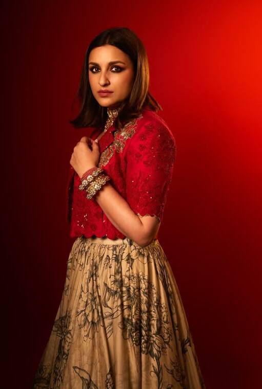 इस शादी में उन्होंने फ्लोरल स्कर्ट के साथ रेड कलर का टॉप और जैकेट कैरी की थी. लुक को उन्होंने मिडिल पार्टेड हेयरस्टाइल और स्मोकी आईमेकअप से कंप्लीट किया था.