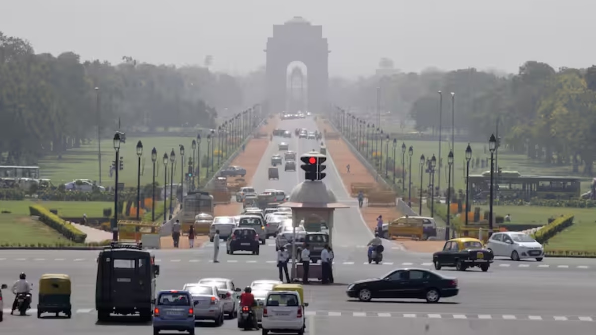 Delhi Weather: दिल्ली में तेज धूप से हाल बेहाल! सामान्य से 3 डिग्री ऊपर पहुंचा तापमान, आज कैसा रहेगा मौसम?