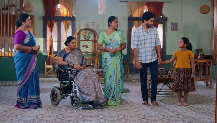 కాంచన, దీప.. కావేరితో మాట్లాడుతుండగా కార్తీక్ శౌర్యను తీసుకుని వస్తాడు. దీంతో దీప, కాంచన, కావేరి షాక్ అవుతారు.  (Image Credit: Disney Plus Hotstar/ Star Maa)