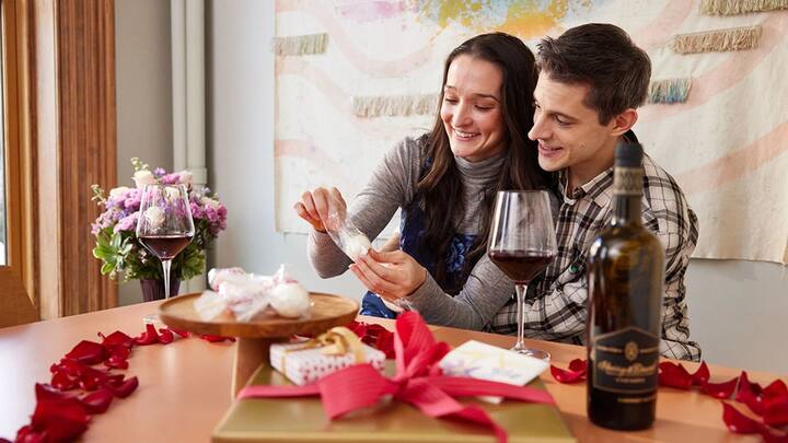 वैलेंटाइन डे के दिन प्यार करने वाले लोग या वह लोग जो किसी से प्यार करते हैं लेकिन इजहार नहीं कर पा रहे हैं. उन लोगों के लिए खास दिन होता है. लोग अपने साथी से प्यार का इजहार करते हैं. एक-दूसरे के साथ में वक्त बिताते हैं.