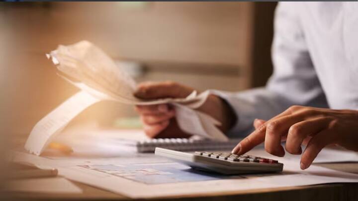 नए बिल में क्रिप्टोकरेंसी सहित अन्य डिजिटल एसेट्स को अब संपत्ति की कैटेगरी में रखने की बात कही गई है. यानी कि अब इन्हें कैपिटल एसेट मानते हुए इन पर टैक्स लगाया जाएगा.