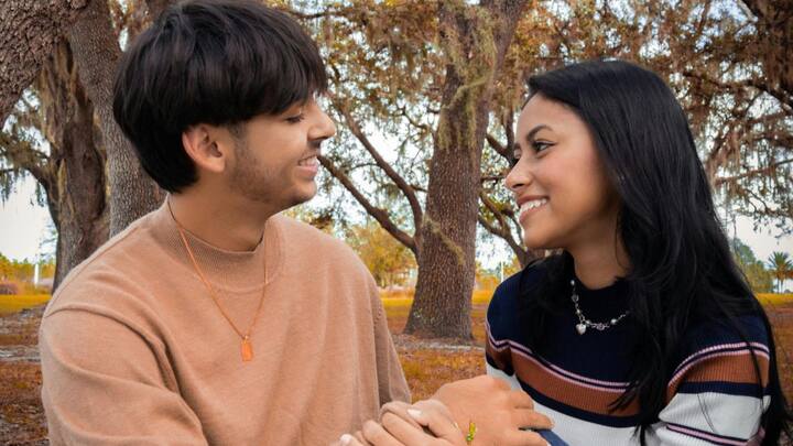 भारतीय संविधान संविधान के अनुच्छेद 19 के तहत हर व्यक्ति को अपनी अभिव्यक्ति और स्वतंत्रता का अधिकार है. इसका मतलब है कि कोई भी अपनी पसंद के मुताबिक कहीं भी आ सकता है. जा सकता है, बैठ सकता है, घूम सकता है. उसे कोई नहीं रोक सकता.