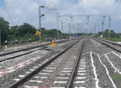 रेल्वेने गट डी च्या 32,438 पदांसाठी भरतीसाठी अर्ज मागवले आहेत, ज्याची अंतिम तारीख 22 फेब्रुवारी 2025 आहे.