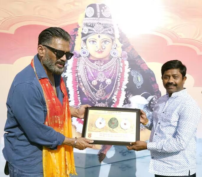 આ સમય દરમિયાન, અભિનેતા વારંવાર વડા પ્રધાન નરેન્દ્ર મોદીના માર્ગદર્શન અને યુપીના મુખ્યમંત્રી યોગી આદિત્યનાથના નેતૃત્વમાં મહાકુંભમાં કરોડો ભક્તો માટે કરવામાં આવેલી વ્યવસ્થાની પ્રશંસા કરતા જોવા મળ્યા.