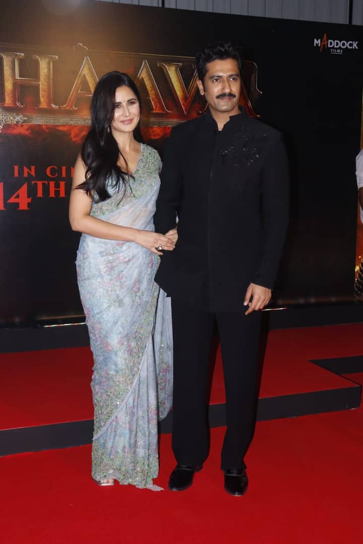 विक्की कौशल के साथ उनकी वाइफ और एक्ट्रेस कैटरीना कैफ ने भी छावा की स्क्रीनिंग में शिरकत की. इस दौरान कैटरीना पति विक्की का हाथ थामे नजर आईं.