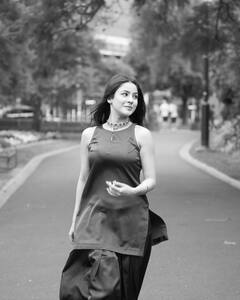 Shehnaaz Gill Pics: मेलबर्न की सड़कों पर शहनाज गिल ने फ्लॉन्ट किया देसी अवतार, मैरून सूट में इठलाते हुए दिए पोज