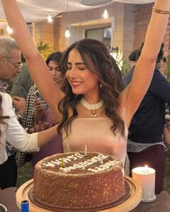 ऑफ शोल्डर मिनी फ्रॉक पहन पाकिस्तानी हसीना ने मनाया प्री-बर्थडे, ड्रेसिंग देख नेटिजन्स बोले- 'शर्म करो मुसलमान हो'