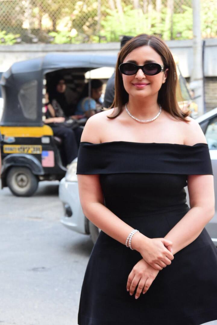 परिणीति ने इस लुक के साथ ब्लैक शेड्स लगाए हुए थे. साथ ही मिनिमल जूलरी कैरी की. उन्होंने मेकअप भी लाइट ही रखा.