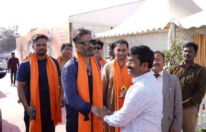 Suniel Shetty At Mahakumbh: મહાકુંભમાં ભક્તોનો ધસારો છે અને આવી સ્થિતિમાં બોલિવૂડ સેલેબ્સ પણ ત્યાં પવિત્ર ડૂબકી લગાવવા માટે પહોંચી રહ્યા છે. આ દરમિયાન સુનીલ શેટ્ટી પણ મહાકુંભમાં ગયા છે. બોલિવૂડ અભિનેતા સુનીલ શેટ્ટી આજે (12 ફેબ્રુઆરી) મહાકુંભમાં પહોંચ્યા અને સંગમમાં સ્નાન કર્યું હતું. ઉત્તર પ્રદેશ સરકારના ઔદ્યોગિક વિકાસ મંત્રી, નંદ ગોપાલ ગુપ્તા નંદીએ નંદી સેવા સંસ્થાનના શિબિરમાં ફિલ્મ અભિનેતા સુનીલ શેટ્ટીનું સ્વાગત કર્યું હતું.