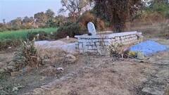 रोहतास में क्रब से निकलीं शराब की बोतलें, पुलिस भी रह गई हैरान, जानें- पूरा मामला