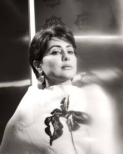 Hina Khan: कॅन्सरसोबत झुंज देणाऱ्या हिना खानचा ग्लॅमरस लूक; पाहा फोटो!