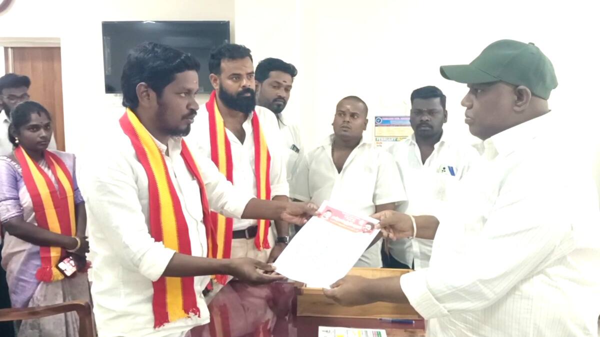 பிங்க் பஸ் வேண்டும் - மகளிருக்காக மாவட்ட ஆட்சியர் அலுவலகத்தில் மனு அளித்த தவெகவினர்...!
