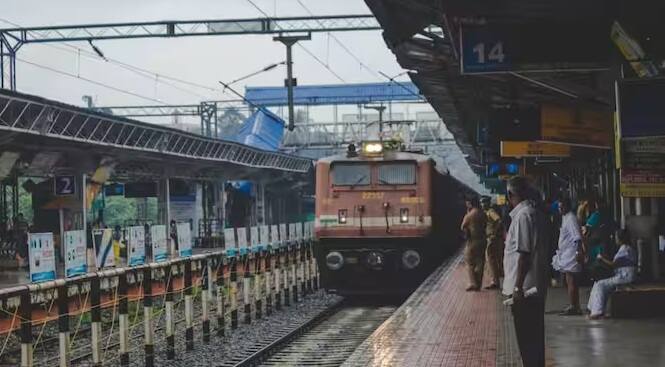 ભારતમાં રેલવે સ્ટેશનોની સંખ્યા 8800થી વધુ છે. જ્યારે એકલા ઉત્તર પ્રદેશમાં રેલ નેટવર્કની લંબાઈ 9,077.45 કિમી છે.હવે તમે વિચારતા હશો કે રેલવે એક દિવસમાં કેટલી કમાણી કરશે? દર વર્ષે લગભગ 3 કરોડ મુસાફરો રેલવેમાં મુસાફરી કરે છે. રેલવેની દૈનિક આવક 600 કરોડ રૂપિયા છે.