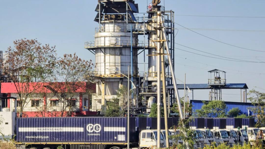 Union Carbide factory chemical waste Unloading in Dhar MP यूनियन कार्बाइड फैक्ट्री के कचरे को धार में उतारा जाना शुरू, विरोध प्रदर्शनों पर क्या बोले अधिकारी?